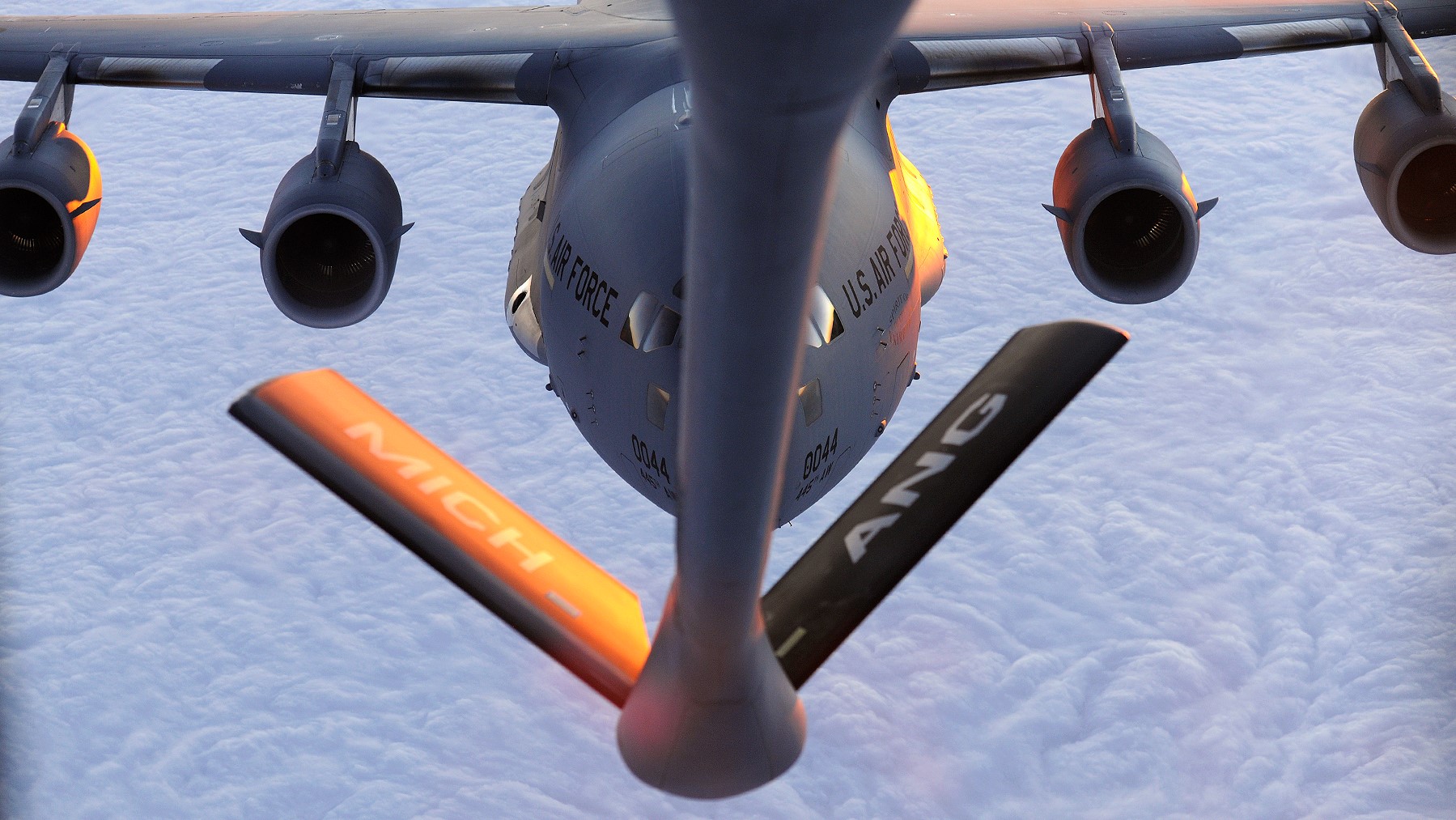 KC-135 refueling C-17